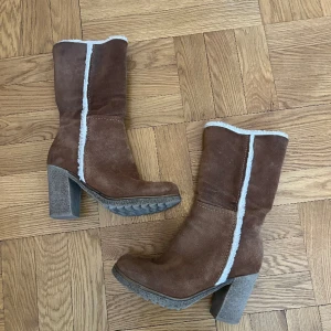 Stövlar - Så snygga mockastövlar med päls/teddyfoder. Köpta här på plick men har tyvärr inte kommit till användning. 