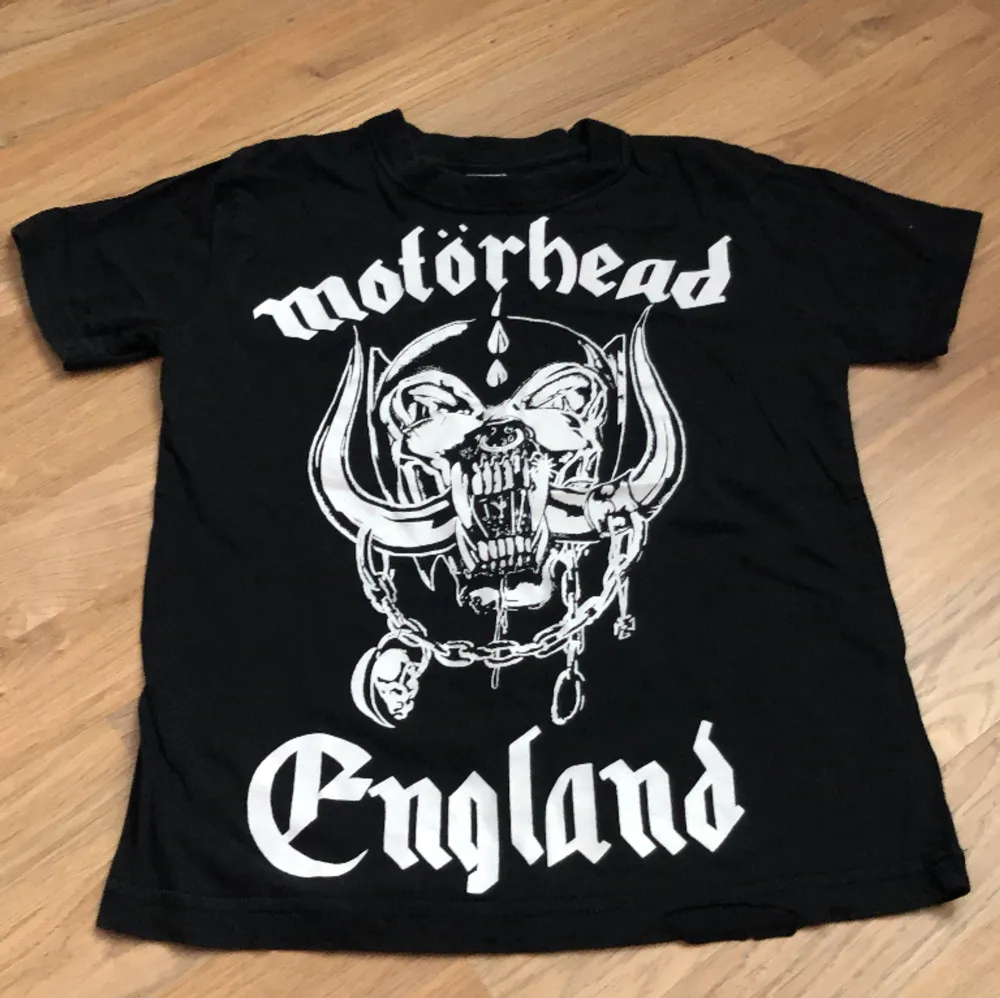 Gillar du eller någon du känner rock?   Vintage t-shirt med Motorhead tryck i stlk 7/8 (motsvarande XS i storlek). Sparsamt använd. Legat i garderob, därav skrynklig.. T-shirts.