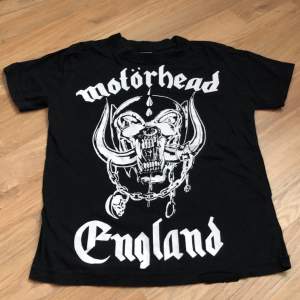 Gillar du eller någon du känner rock?   Vintage t-shirt med Motorhead tryck i stlk 7/8 (motsvarande XS i storlek). Sparsamt använd. Legat i garderob, därav skrynklig.