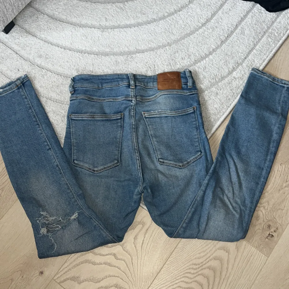Jeans från Zara med slitningar. Supersnygga men jag har tyvärr växt ur dem. Jeans & Byxor.