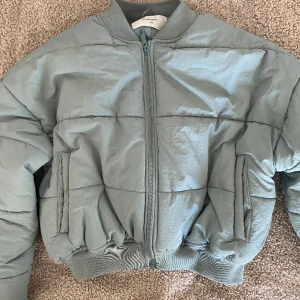 Adsgn Jacka - Säljer den populära jacka som inte längre säljs från Alice Stenlöfs märke.  Knappt använd i superfint skick. Perfekt till vår och sommar. Strl XS men passar S