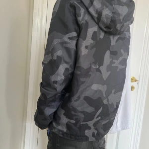 Camo jacka - Asfet camojacka i toppskick! Perfekt tunn jacka nu till våren. Storlek M(true to size) Pris kan diskuteras 