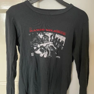 Svart långärmad tröja med tryck  - Använd en gång, väldigt bra skick  One sized men passar någon med XS och S 