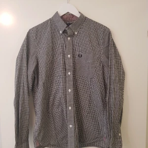 Fred Perry skjorta - Skjortan är i mycket bra skick utan defekter! 