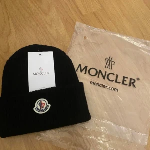 Moncler mössa  - Hej, Säljer en helt ny, oanvänd Moncler mössa. Hör av dig vid frågor och funderingar!