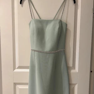 Festklänning  - Oanvänd festklänning i storlek xs/s i mycket fint material. 