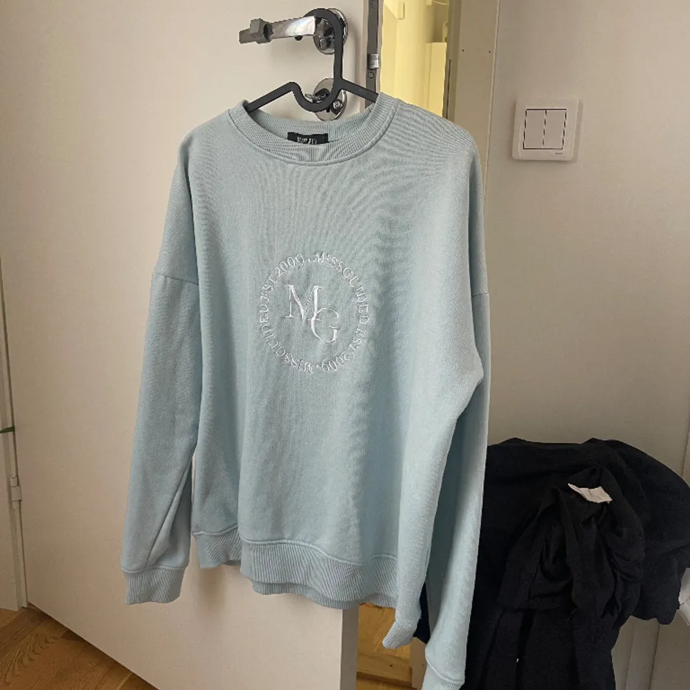 Sweatshirt i en ljusblå fin färg. Strl 34 Oversized.. Tröjor & Koftor.