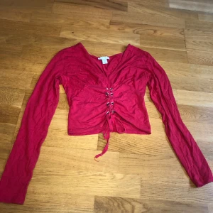 Söt tröja - Säljer denna superfina tröja från Amisu, har endast testat en gång men var lite för stor💞