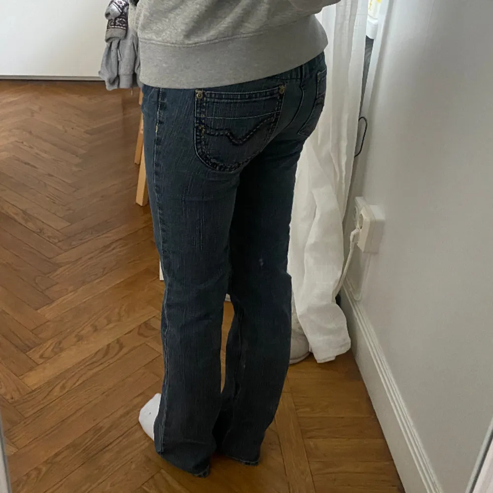 Supersnygga bootcut jeans !  Använda två gånger, superbra skick. Midjemått: 35,5 (tvärs över). Innerbenslängden: 79 cm 💙 50kr rabatt vid köp av två plagg!. Jeans & Byxor.
