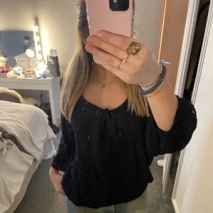 svart fin blus❤️‍🔥 - jättefin vårig blus som tyvärr aldrig används💕