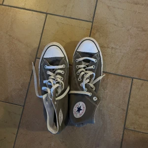 Gråa converse - Ett par ytterst sparsamt använda mörkgråa converse i storlek 41,5. 