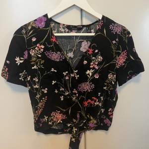 Blommig blus/topp från vero Moda! Aldrig använd så prislappen är ännu kvar. Går att knyta  Nypris 400 kr