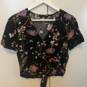 Vero Moda topp - Blommig blus/topp från vero Moda! Aldrig använd så prislappen är ännu kvar. Går att knyta  Nypris 400 kr