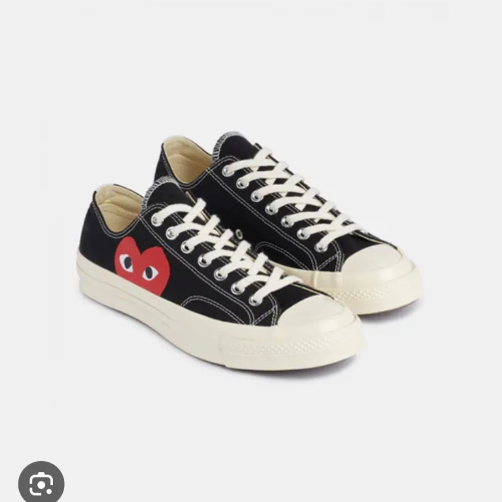 Snygga cdg converse, skriv för egna bilder!! Har boxen kvar. Köpte för 1700. Kengät.