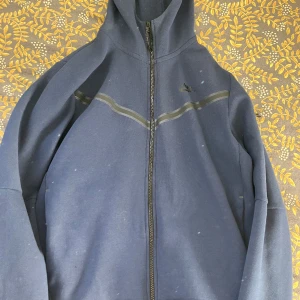 Nike tech blå  - Nike tech blå aldrig använd, skick 10/10 storlek M 