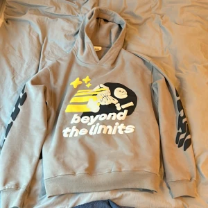 BROKEN PLANET HOODIE - Hoodien är i storlek L men fungerar till både M samt XL beroende på hur man vill att den ska sitta. Den är knappt använd och skicket är 10/10.