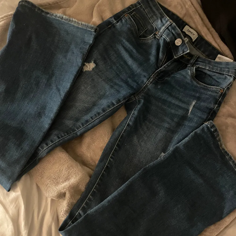 Hej! Säljer dessa snygga jeans ifrån only i mycket bra skick🫶🏻. Jeans & Byxor.
