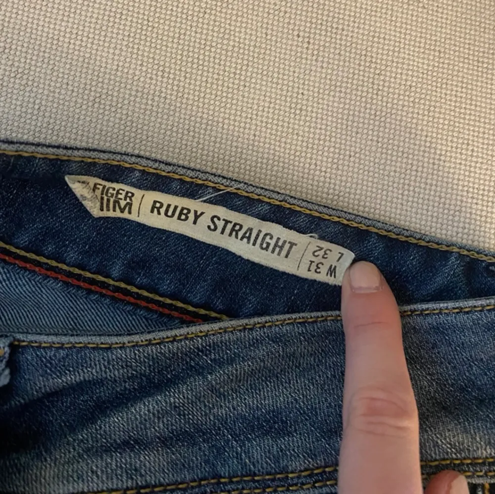 Vintage Tommy hilfiger jeans med låg midja. Jag är 170 och storleken är W31 L32. Jeans & Byxor.
