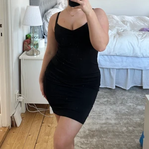 Svart klänning med detalj vid bysten - Fin svart klänning med detaljer vid bysten som endast är använd 1 gång. 