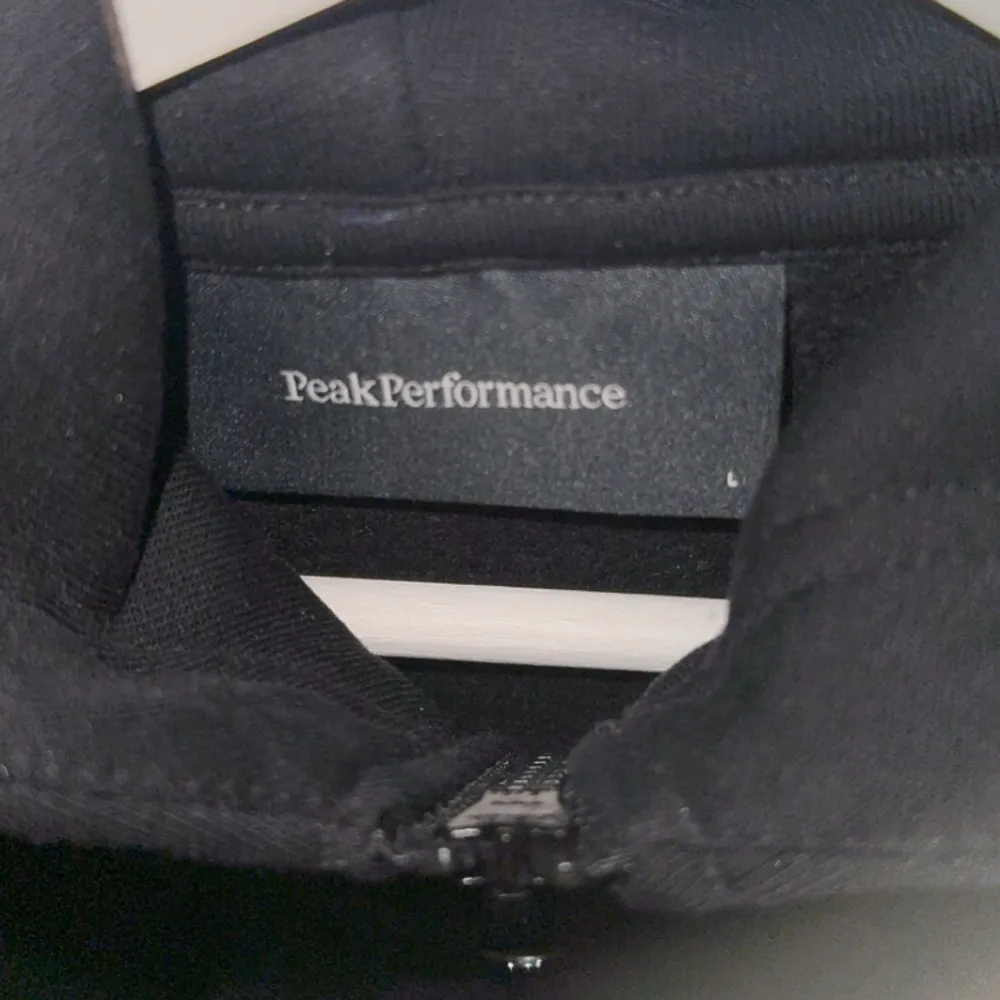 En helt ny peak performance zip hoodie i storlek L. Endast provad. Mvh 😊 Nypris: 1200kr. Hoodies.