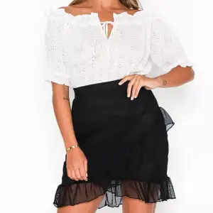 Säljer denna supersöta kjol ifrån Nelly 🖤 Slutsåld på hemsidan oxh nypris 249kr. Den är i fint skick !! 