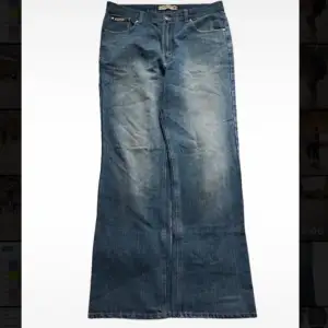 Säljer ett par snygga bootcut jeans från märket Snowdragon. Storleken är W34 och L34.  