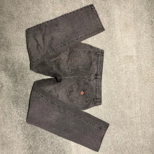 Jeans - Säljer dessa jeans då de är förstora, använda ett fåtal gånger. Inga defekter köpta för 990kr. Modellen är ”A ’99 Low straight”