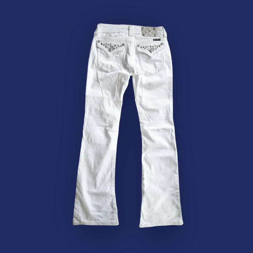 Vita lågmidjade flare/bootcut jeans med diamanter/rhinestones och flap pockets. Storlek W27 passar st 34 EU. Midja 39 cm, innerben 84cm. Fråga gärna om fler bilder 💕. Jeans & Byxor.