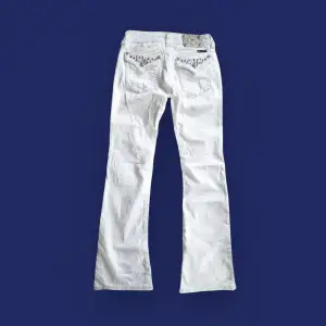Vita lågmidjade flare/bootcut jeans med diamanter/rhinestones och flap pockets. Storlek W27 passar st 34 EU. Midja 39 cm, innerben 84cm. Fråga gärna om fler bilder 💕