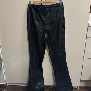 Läder imitation leggings från bikbok  - Säljer dessa läderimitation leggings från bikbok i storlek med utsvängda ben