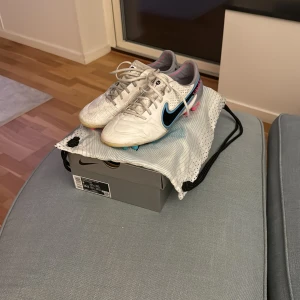 Nike tiempo elite - Säljer mina Nike tiempo elite storlek 42,5. Skorna är i bra skicka 7/10 skulle jag säga. Man får med det som syns på sista bilden. Pris går att diskutera. Ny pris 2800 ungefär. 