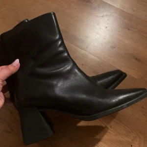 Vagabond Hedda boots - Vagabond boots i Hedda modellen. Köpte de i januari, men det var inte riktigt min stil och har endast använt de en gång. 