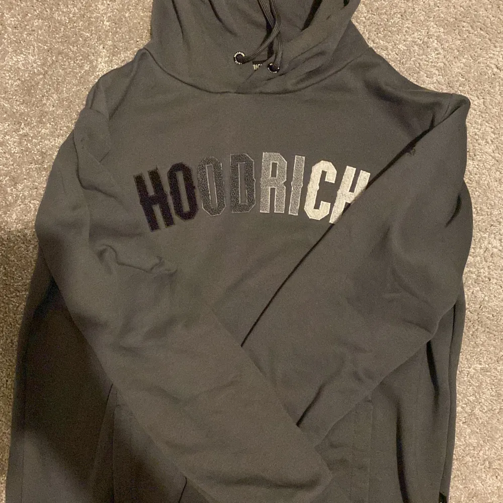 Tja säljer denna helt nya och oanvända hoodrich hoodien för ett billigare pris ny kostar ca 500 och säljer för 300 den är i toppskick. Hoodies.