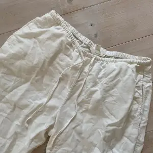 Vita linnebyxor med fickor. Köpte förra sommaren på hm men har bara använt de en gång 💓 behöver strykas men annars perfekt skick. De är i storlek S men skulle säga att de är ganska långa 
