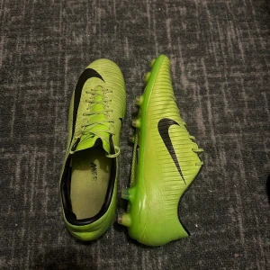 Fotbollskor  - Säljer dessa gamla modellen Nike vapor XI storlek 42, kom med bud! Byte mot skor 44 kan gå