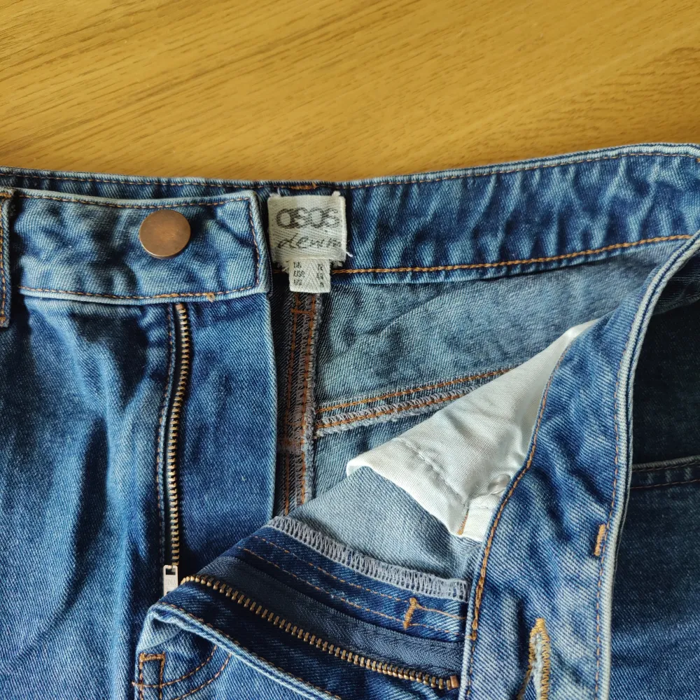 Korta jeansshorts med hög midja från Asos Denim. Fint skick!. Shorts.