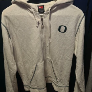 Vintage nike zip - Vintage Krämig vit färg med gröna stygn. Storlek Small