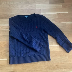 Polo Ralph raulen stickad - Säljer min polo Ralph raulen skickade tröja i bra skick. Har inga speciella defekter. Storleken är L för kids/xs 14 år till 16 år  Fråga för fler bilder eller om det är något annat du undrar över. Pris kan diskuteras,går med på byten. Ny pris 1600kr.