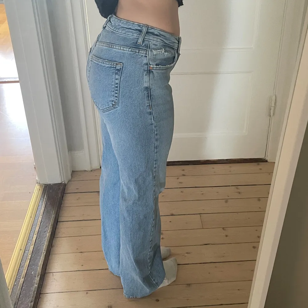 Jeans från bikbok i modellen mid wide i storlek 27 längd 30 (passar mig som brukar ha storlek 36). Knappt använda . Jeans & Byxor.