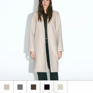 Beiga  kappa - Säljer denna zara kappa då den ej kommer till användning längre, de är samma modell på kappan som på bilden men lite mer åt de mörk beiga hållet. Storlek s, sitter fint och är elegant