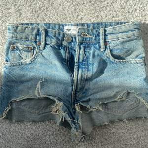 Jag säljer mina jätte snygga blå lågmidjade jeansshorts från zara. Använt några gånger säljer för 200 men pris kan diskuteras. Skriv för fler bilder eller frågor. 💕