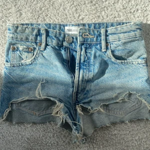 Blå jeansshorts  - Jag säljer mina jätte snygga blå lågmidjade jeansshorts från zara. Använt några gånger säljer för 200 men pris kan diskuteras. Skriv för fler bilder eller frågor. 💕