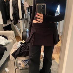 Black mini skirt MOTEL ROCKS - Jättefin svart kortkjol ”Istaka Mini Skirt In Black Tailoring” från Motel Rocks! Helt oanvänd, säljer pga fel storlek (har 36/38- men passar bra om man viker ner kanten som på bilden), ursprungspris 42€. ❣️kan mötas upp på Södermalm! 