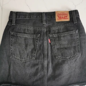 Levis jeanskjol - Använd någon enstaka gång, för liten. Jättefint skick. Färg svart/grå