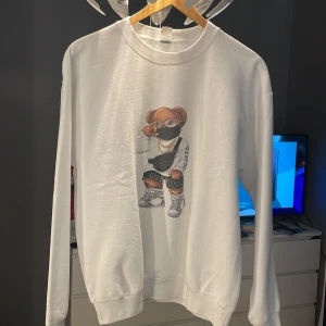 Fashion bear sweatshirt  - Säljer min Fashion bear tröja som inte längre används. Nypris: 799💓