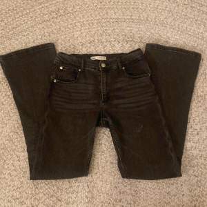 Jätte fina bootcut jeans med slits från zara  i storlek 13-14år. Skriv för fler frågor/bilder