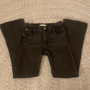 Zara jeans  - Jätte fina bootcut jeans med slits från zara  i storlek 13-14år. Skriv för fler frågor/bilder