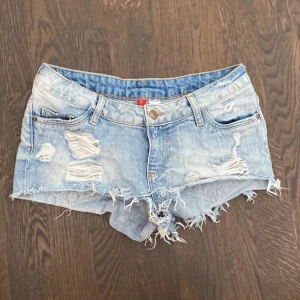 Coola shorts  - Finns ej kvar i butik, strl 25 i midjan vilket motsvarar 36 cm tvärsöver 