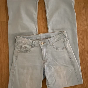 Lågmidjade Bootcut byxer - Säljer mina lågmidjade ljus blåa byxer från H&M, som är helt slutsålda😍 Skriv för fler bilder! 