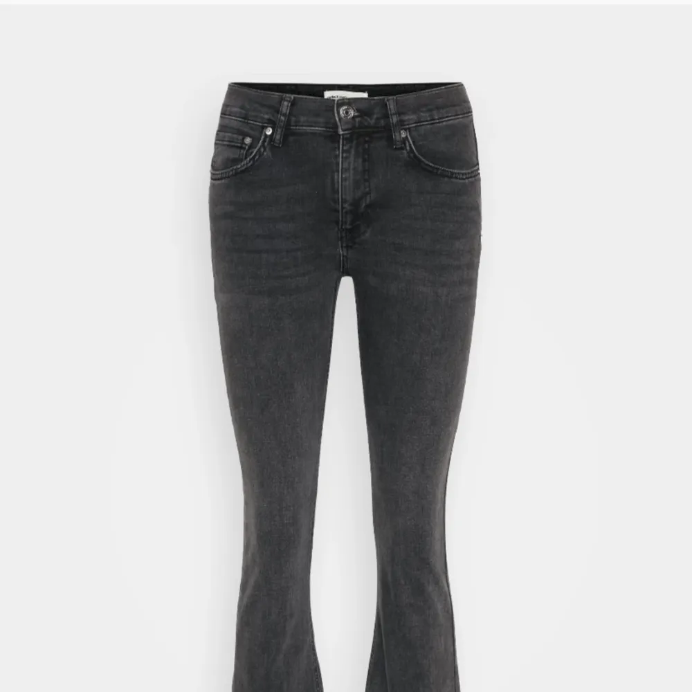 Jag säljer ett par grå lågmidjade bootcut jeans från Gina Tricot. Jeansen är köpta för 400 säljer för 250, men kan tänka mig gå ner i pris. 💕Skriv för frågor eller bilder 💕. Jeans & Byxor.